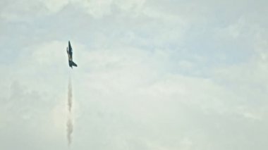 18 Ağustos 2019 Kazan, Rusya: Gökyüzünde uçan bir askeri çok amaçlı avcı uçağı - ciro yapıyor ve uçuyor