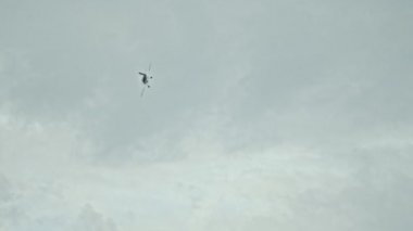 18 Ağustos 2019 Kazan, Rusya: Gökyüzünde uçan ordu irtibat uçağı - gri gökyüzü