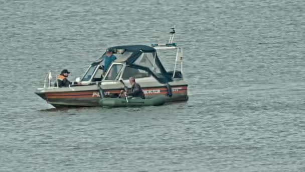 18 AGOSTO 2019 KAZAN, RÚSSIA: Ministério de situações de emergência russo ajudando um homem no barco inflável - navegando nele — Vídeo de Stock