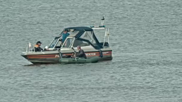 18 AGOSTO 2019 KAZAN, RUSIA: Ministerio de Situaciones de Emergencia de Rusia ayuda a un hombre en el barco inflable - navegándolo — Vídeo de stock