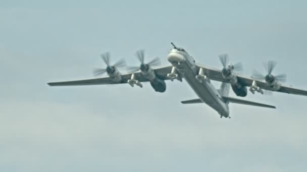 18 AOÛT 2019 KAZAN, RUSSIE : avion de transport militaire volant dans le ciel — Video