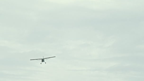 Армейские самолёты связи, летящие в небе — стоковое видео