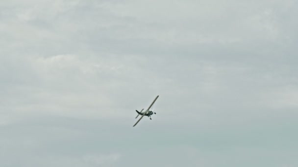 Avion militaire volant dans le ciel — Video