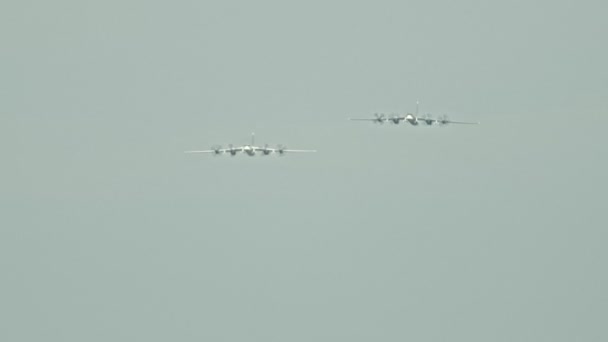 Deux avions de transport militaires volant dans le ciel — Video