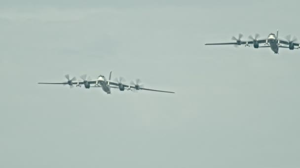 Deux avions de transport militaires avec quatre évents avant volant dans le ciel — Video