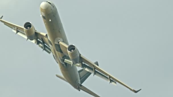 Bulutlu havalarda gökyüzünde uçan büyük yolcu uçağı — Stok video