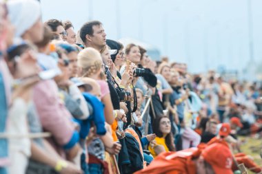 Bulgar, Rusya 11-08-2019: Ortaçağ festivalinde şövalye savaşını izleyenler