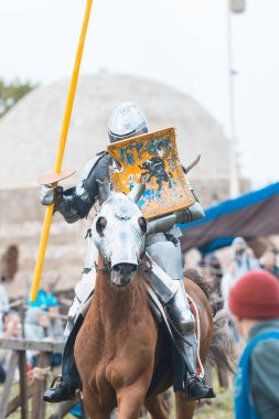 Bulgar, Rusya 11-08-2019: Ortaçağ Festivali'nde Şövalye Turnuvası - adam tam zırh bir ata binme ve bir mızrak tutan
