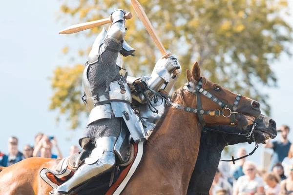 БУЛЬГАР, РОССИЯ 11-08-2019: Рыцари дерутся на деревянных мечах — стоковое фото