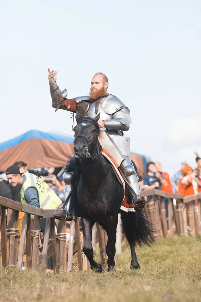 BULGAR, RUSIA 11-08-2019: Caballero montando un caballo cerca de la valla y se comunica con el público —  Fotos de Stock