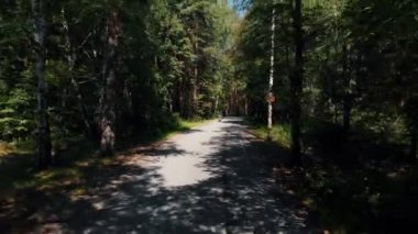 Ormanda araba kullanan vahşi bir adam motosikletçi