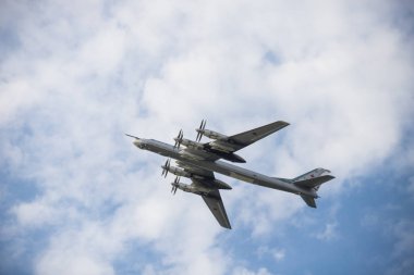 18 Ağustos 2019 Kazan, Rusya: Mavi gökyüzünde uçan askeri nakliye uçağı