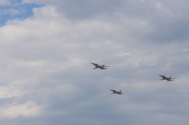 18 Ağustos 2019 Kazan, Rusya: Gökyüzünde üç askeri savaş uçağı