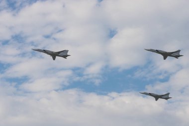 18 Ağustos 2019 Kazan, Rusya: Mavi gökyüzünde üç askeri savaş uçağı