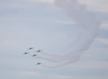 18 Ağustos 2019 Kazan, Rusya: Beş askeri savaş uçağı gökyüzünde uçuyor ve gösteri yapıyor