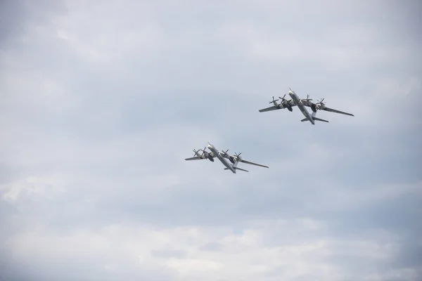 18 augustus 2019 Kazan, Rusland: twee militaire transport vliegtuigen vliegen in de lucht — Stockfoto