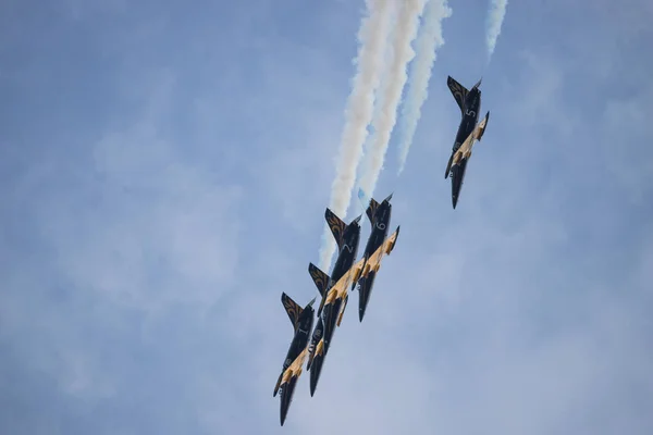 18 augustus 2019 Kazan, Rusland: militaire blauwe en gele straaljagers vliegen in de lucht — Stockfoto