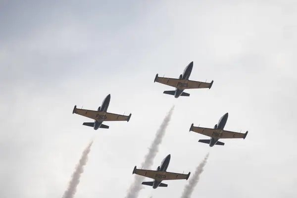 18 augustus 2019 Kazan, Rusland: vier militaire blauwe en gele straaljagers vliegen in de lucht — Stockfoto