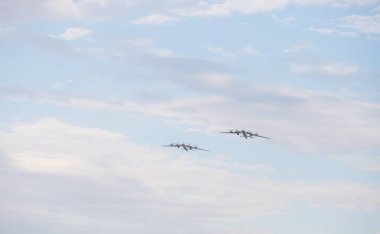 Bulutlu gökyüzünde uçan iki askeri uzun menzilli bombardıman uçağı