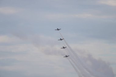 18 Ağustos 2019 Kazan, Rusya: Dört askeri savaş uçağı gökyüzünde uçuyor ve gösteri yapıyor