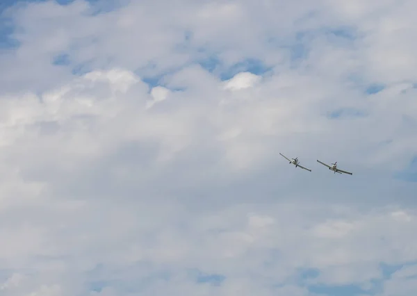 Twee militaire vliegtuigen vliegen in de bewolkte hemel — Stockfoto