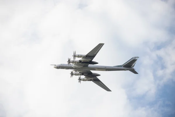 Military Long Range bommenwerper vliegtuigen vliegen in de lucht — Stockfoto