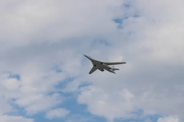 Bulutlu gökyüzünde uçan askeri bombardıman uçağı — Stok fotoğraf