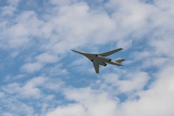 Aviones bombarderos militares volando en el cielo — Foto de Stock