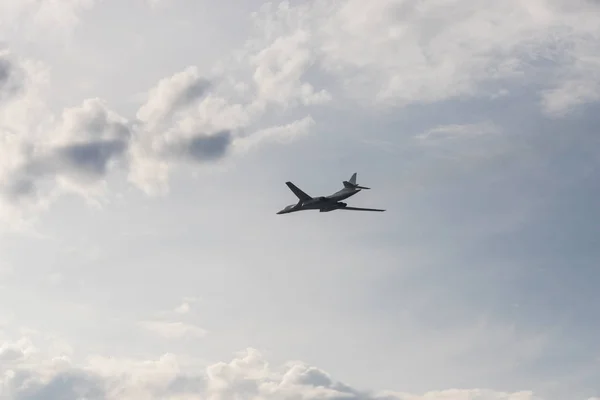 Big passenger plane flying in the skies — Stock Photo, Image