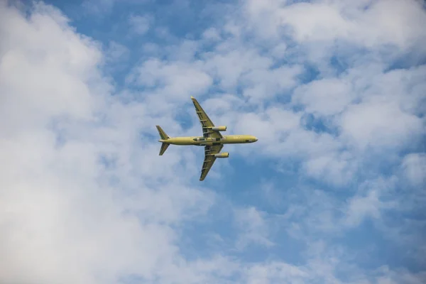 Big passenger plane flying in the cloudy sky — Stock Photo, Image