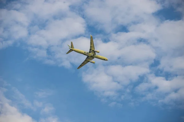 Big passenger plane flying in the sky — Stock Photo, Image