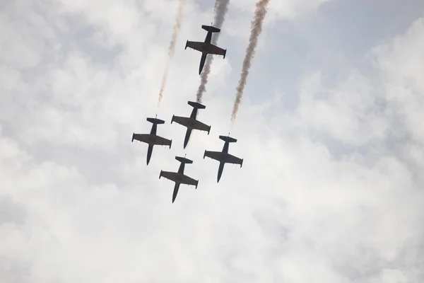 18 augustus 2019 Kazan, Rusland: vijf militaire straaljagers vliegen in de grijsachtige hemel — Stockfoto