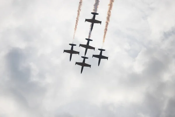 18 AGOSTO 2019 KAZAN, RÚSSIA: cinco caças militares voando no céu cinzento nublado — Fotografia de Stock