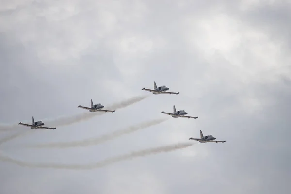 18 augustus 2019 Kazan, Rusland: vijf militaire straaljagers vliegen in de grijsachtige bewolkte hemel en het uitvoeren van een show — Stockfoto