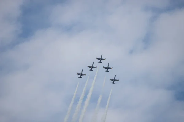 18 augustus 2019 Kazan, Rusland: vijf militaire straaljagers vliegen in de bewolkte hemel in vinkje vorm — Stockfoto