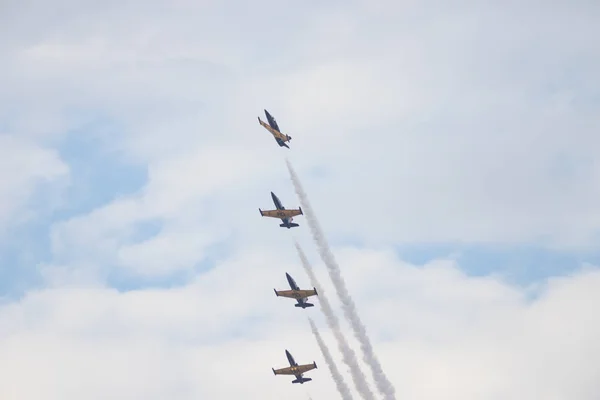 18 augustus 2019 Kazan, Rusland: vier blauwe en gele militaire straaljagers vliegen in de lucht en het uitvoeren van een show — Stockfoto