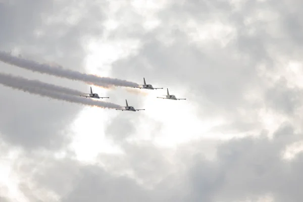 18 augustus 2019 Kazan, Rusland: vier militaire straaljagers vliegen in de bewolkte hemel — Stockfoto
