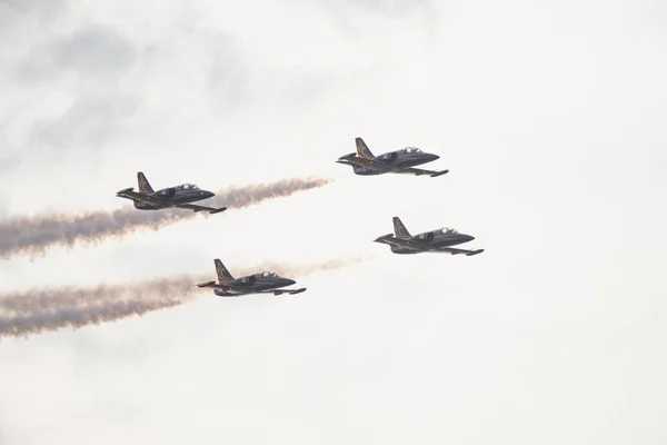 18 augustus 2019 Kazan, Rusland: vier militaire straaljagers vliegen in de witte hemel — Stockfoto