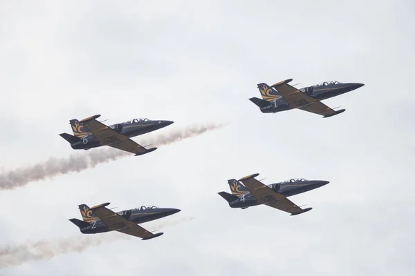 18 augustus 2019 Kazan, Rusland: vier kleine militaire straaljagers vliegen in de witte hemel — Stockfoto