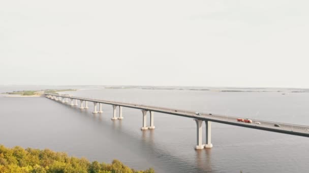 En anslutande bro över floden — Stockvideo
