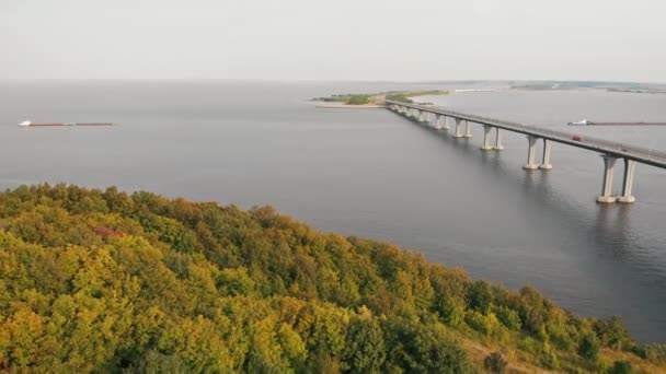 Spojovací most přes říční čluny plující přes řeku-zelenou oblast v popředí — Stock video