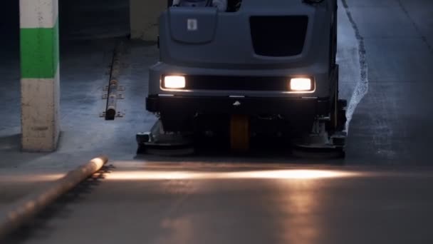 Een asfalt wasmachine reiniging van de grond op de ondergrondse parkeerplaats — Stockvideo