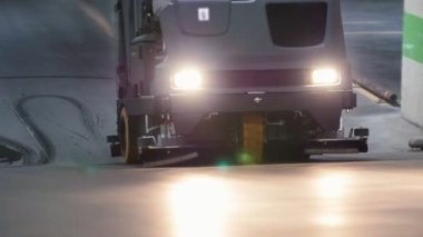 Bir asfalt çamaşır makinesi yeraltı otoparkından aşağı sürmek