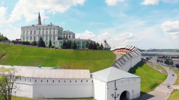 26-07-2019 KAZAN, RUSIA: Una vista aérea del Kremlin de Kazán y otros lugares de interés detrás de las murallas — Vídeo de stock