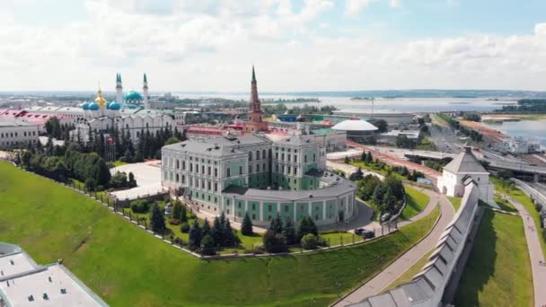 26-07-2019 KAZAN, RÚSSIA: Uma vista aérea sobre o Kremlin Kazan e outros pontos turísticos atrás das paredes museu no território do Kremlin — Vídeo de Stock