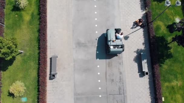 Une machine à laver l'asphalte roule dans le parc — Video