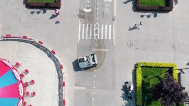 Parkta bir asfalt çamaşır makinesi sürmek - kaldırımlarda yürüyen insanlar