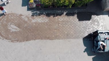 Bir asfalt çamaşır makinesi sürmek ve parkta kaldırımlar temizlik - insanlar kaldırımlarda yürüyüş