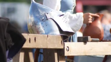 Bulgar, Rusya 11-08-2019: ortaçağ festivali - bir kadın rezervuar su döker