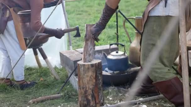 BULGAR, RUSIA 11-08-2019: Cortando madera en el festival medieval — Vídeos de Stock